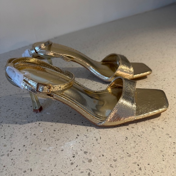 Women’s Gold Size 6.5 low heels - Picture 3 of 5